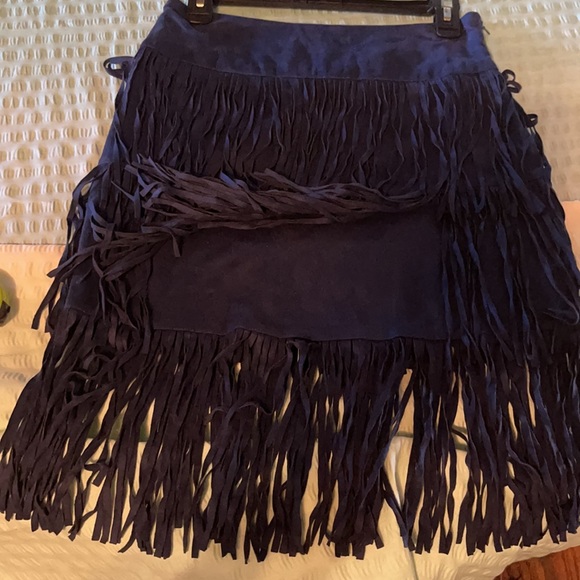 Adorable ROMEO +JULIET blue suede mini skirt with fringe - Picture 3 of 8